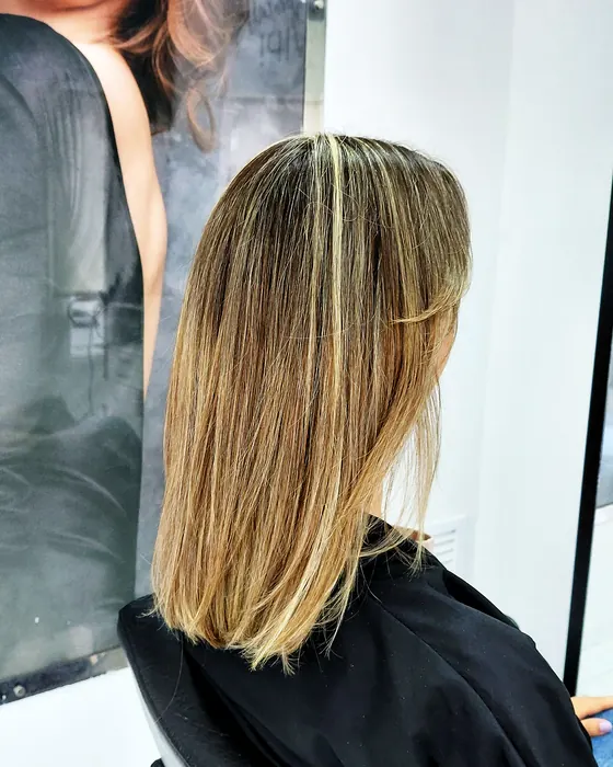 Melena a la altura de los hombros, de contorno recto y con iluminación rubia