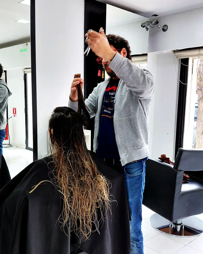 Profesional trabajando sobre una sección de cabello en La Maison